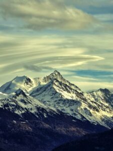 Vue panoramique des Alpes valaisannes pour la résilience mentale.