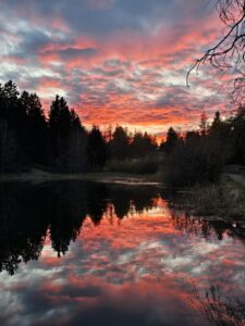 Reflet coucher de soleil rose lac de montagne Valais sérénité et paix.