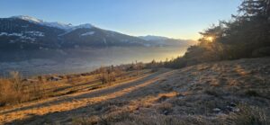 Coucher de soleil Valais avec ombres portées et vue sur la vallée du Rhône.