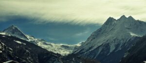 Sommets et col de montagne Valais avec nuages majestueux ressource.